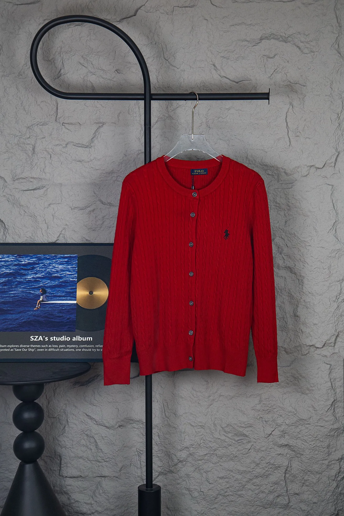 P190 Ralph Lauren Classic Round Neck Solid Color Pony Embroidered Logo Knitted Cardigan Long Sleeve Ralph Lauren Classic Basic Versatile Twist Knitted Cardigan Long Sleeve Main supply platform live broadcast Wholesale entity Replenish when out of stock Not removed from the shelves Quality 1:1 patterning Complete three standards Correct version of pony logo Imported quality cotton yarn Focus on high-end Cost-effective Good quality Needless to say Zhao Lusi's same style is really amazing, so sweet I'm so beautiful. This cardigan is really good-looking. It's simple and easy to wear. It's a must-have for goddess ootd. Good-looking clothes are never picky. A must-have in the wardrobe of goddesses. Size: S-XL. Color: black, apricot, gray, navy, red, white.